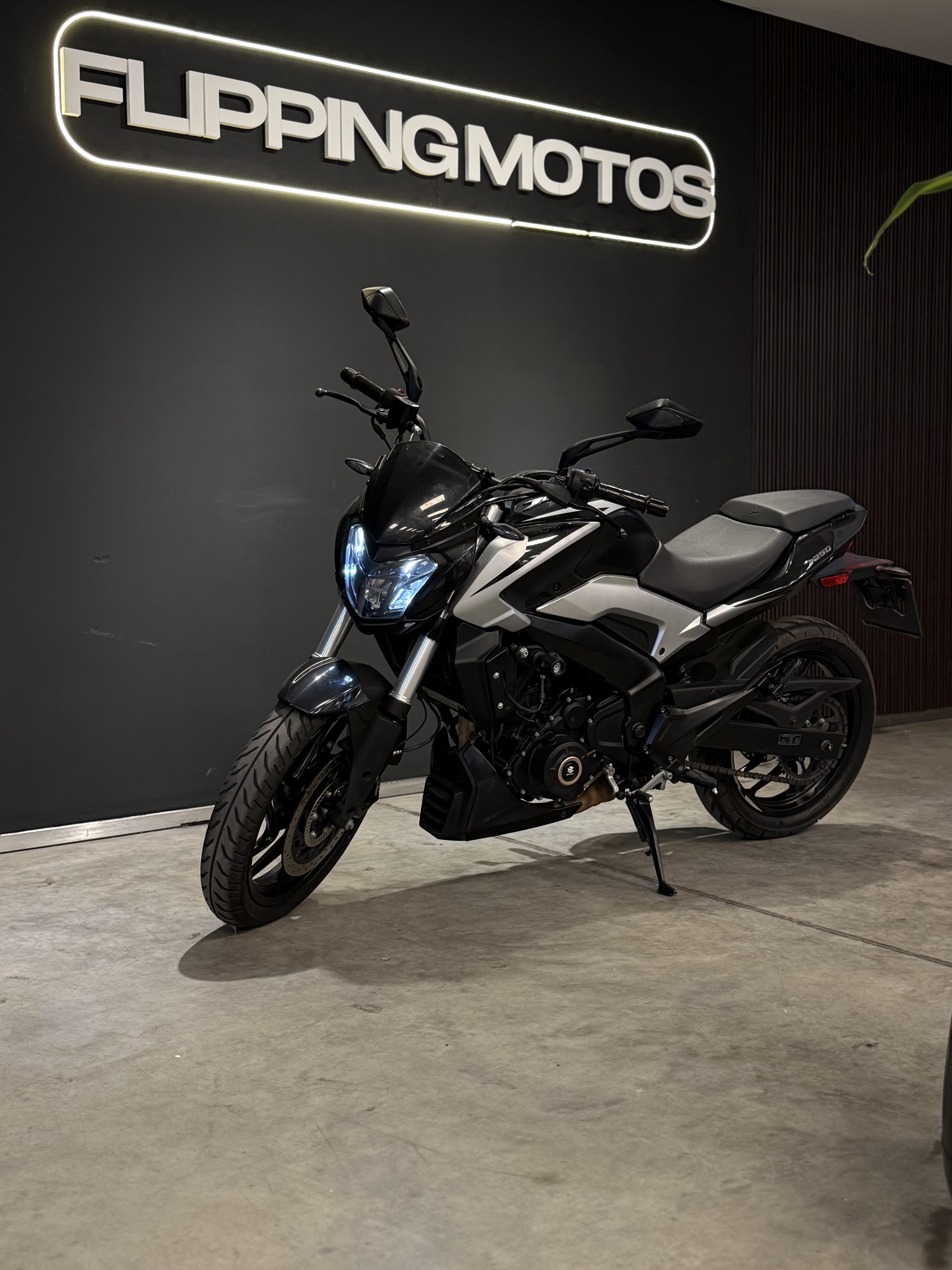 BAJAJ DOMINAR
