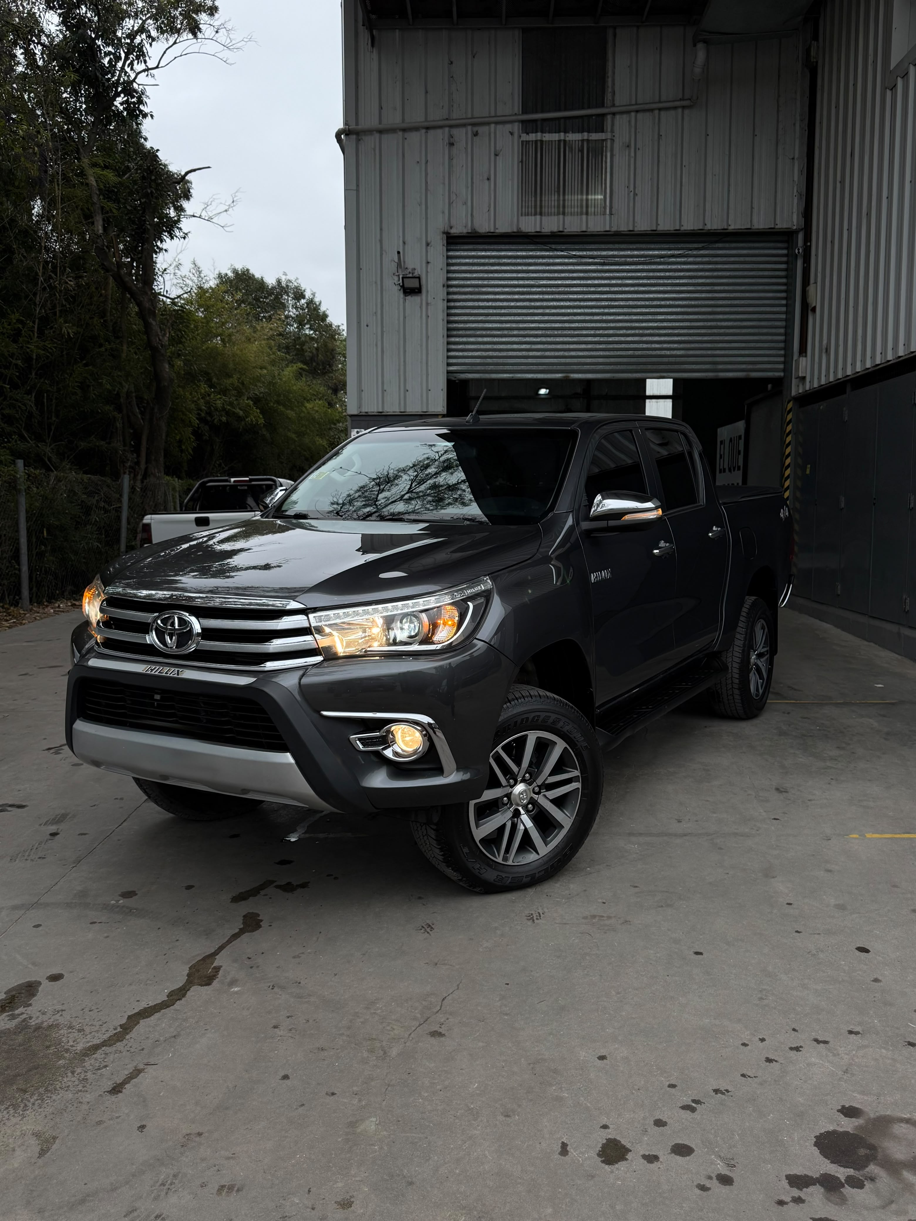 TOYOTA HILUX
