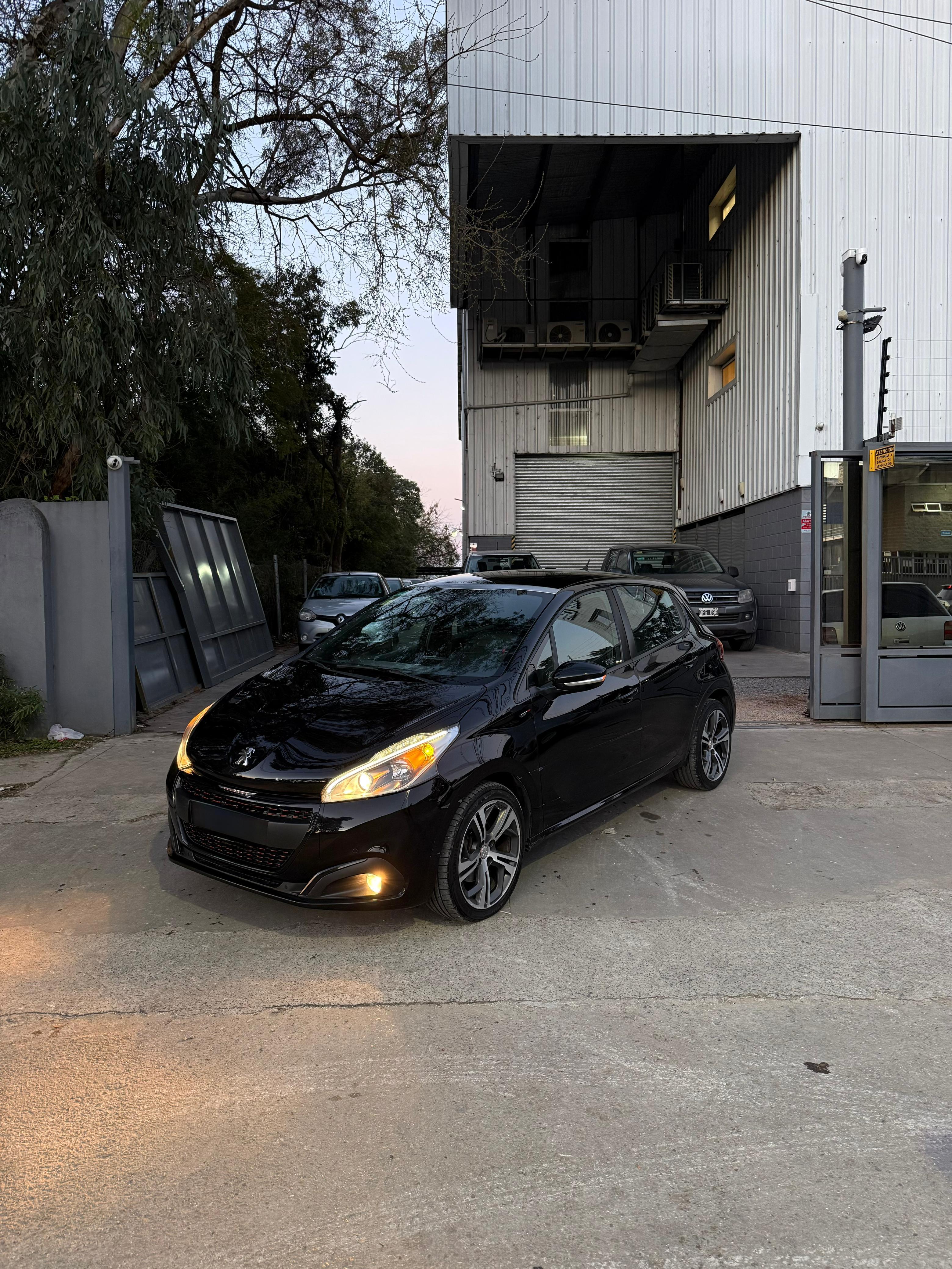 PEUGEOT 208