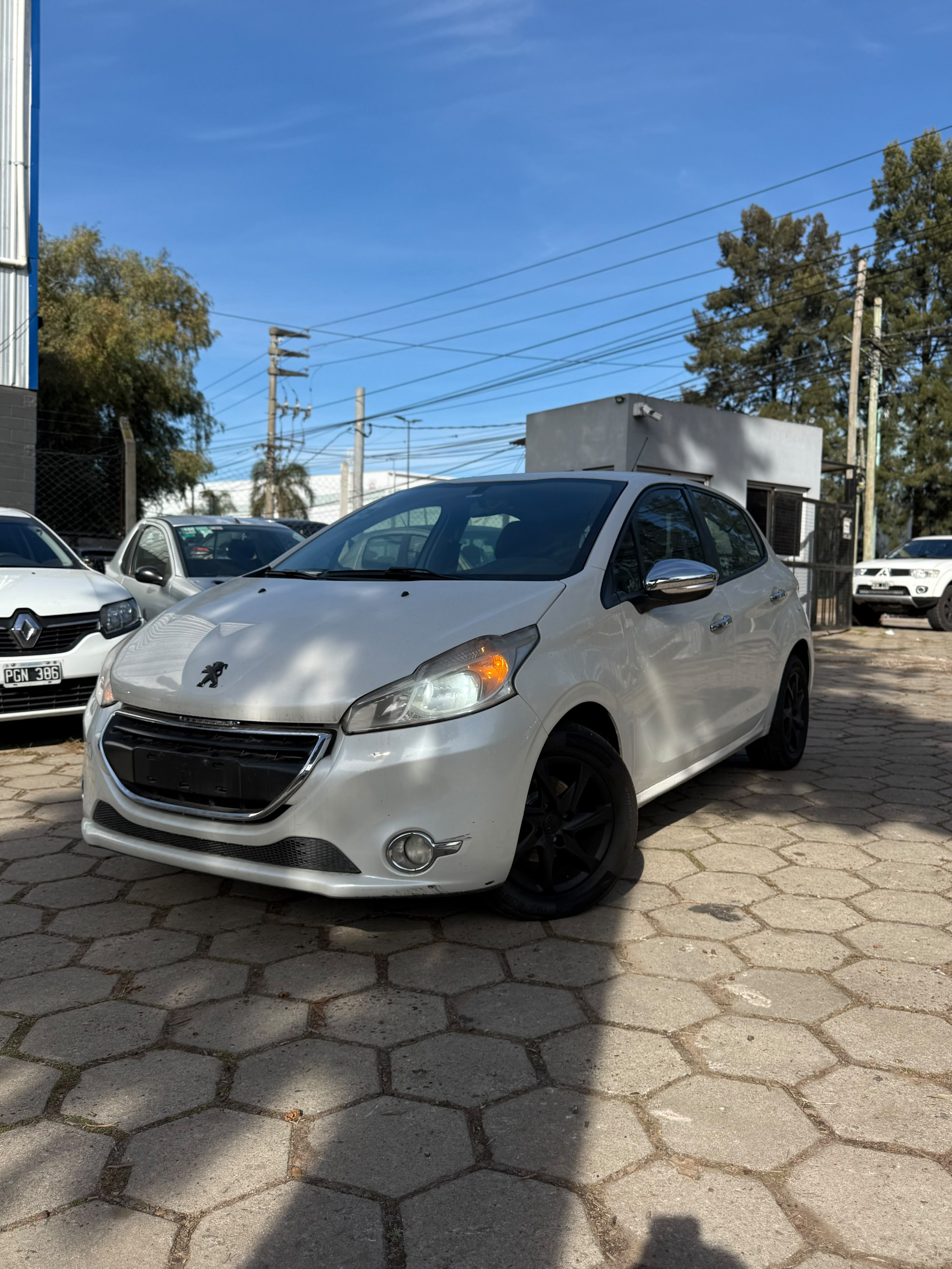 PEUGEOT 208